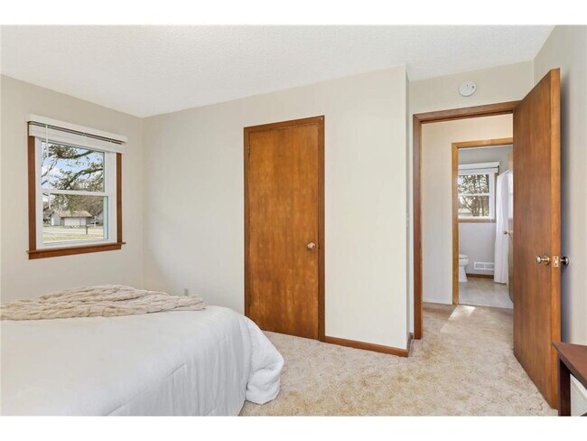 Building Photo - Spacious 4BR Home in Brooklyn Park – Huge Basement & New Appliances!
