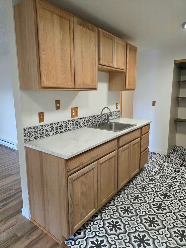 Building Photo - Renton Sunset Heights Condominiums - 2 bedroom 1 bathroom lower floor unit - Water, Sewer & Garba...