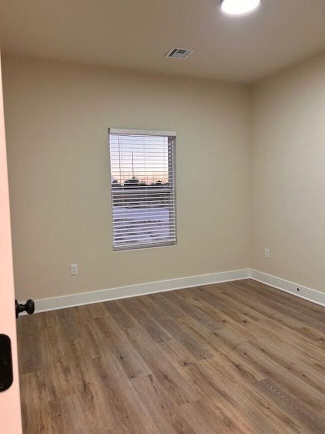 Building Photo - 483 E Harper St