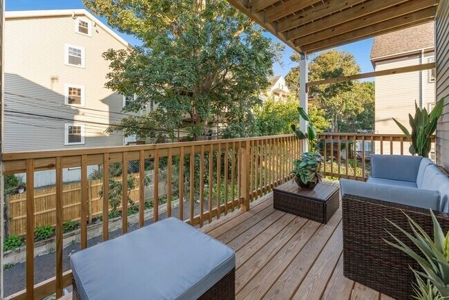 Building Photo - 172 Boylston St