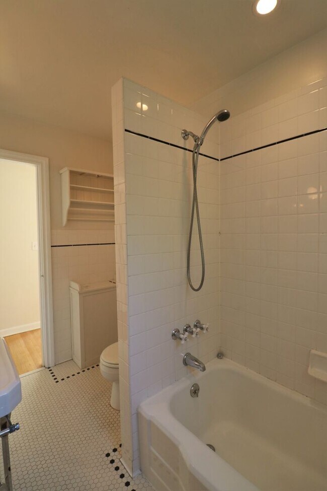 Building Photo - 2 Bedroom 1 Bathroom House in Wedgwood!