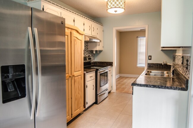 Building Photo - Pet Friendly Three Bedroom!