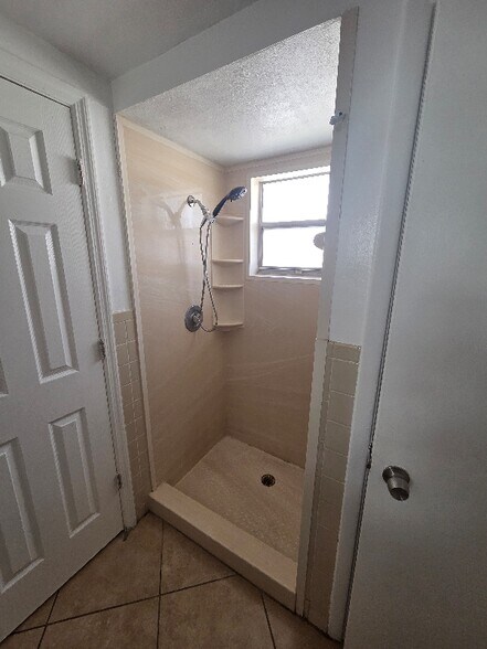 Building Photo - 7225 Rosarian Dr