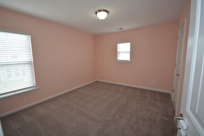 Building Photo - "Luxurious 5-Bed in, Pooler!"