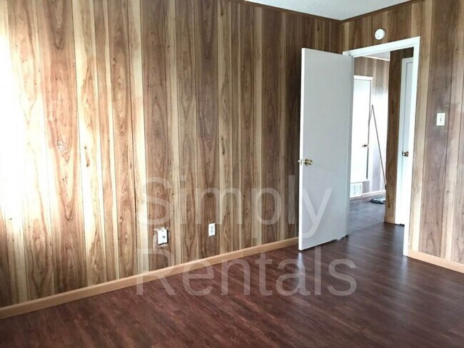 Building Photo - 409 Maple St
