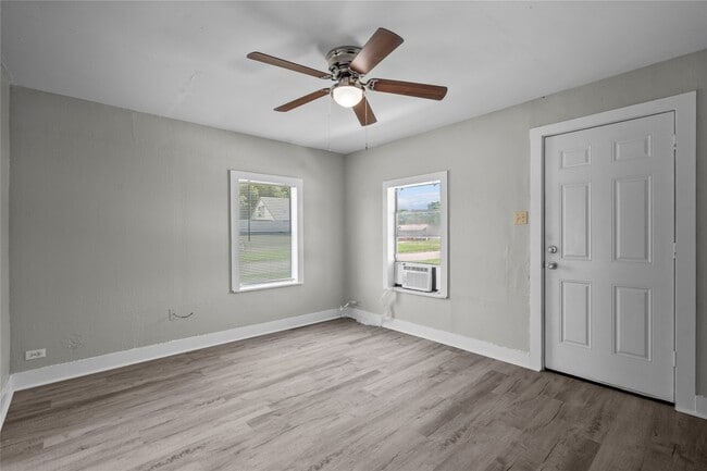 Building Photo - 331 9th St N