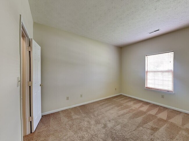 Building Photo - 3 bed 2 bath in Avon with privacy fence an...