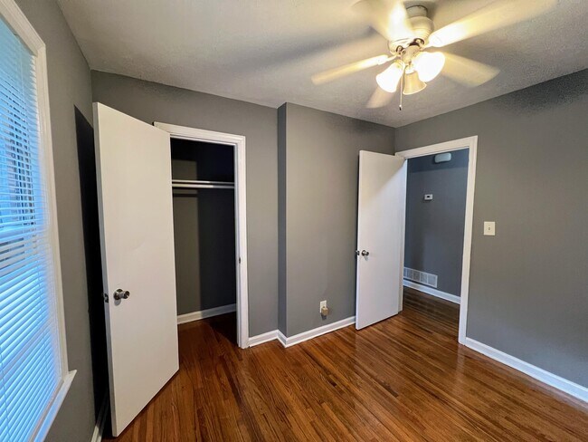 Building Photo - 2884 Meadowview Dr SE