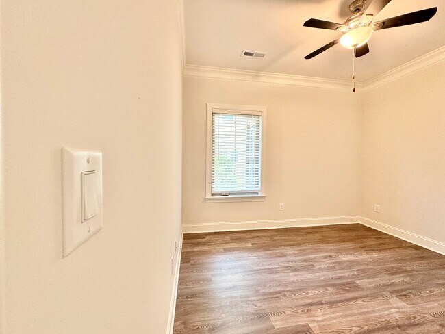 Building Photo - Updated 3 Bedroom High Point Condo with Large Bonus Room!