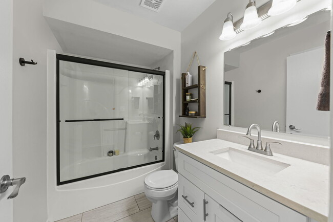 Building Photo - 16505 Timberview Dr