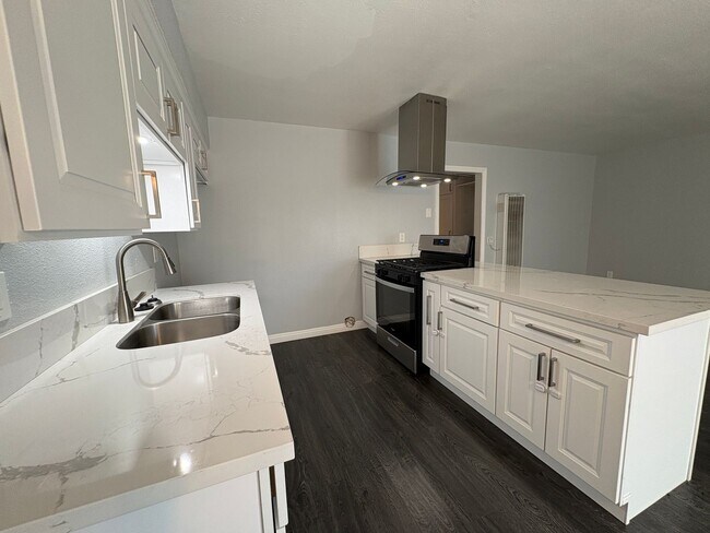 Building Photo - Tri-plex 2 bedroom 1 bathroom apartment of...