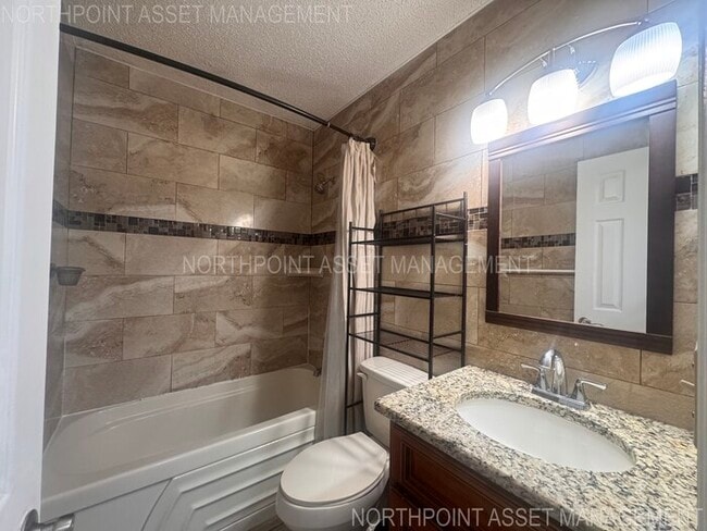 Building Photo - 2 Spacious Bedrooms and 2 Modern Bathrooms...