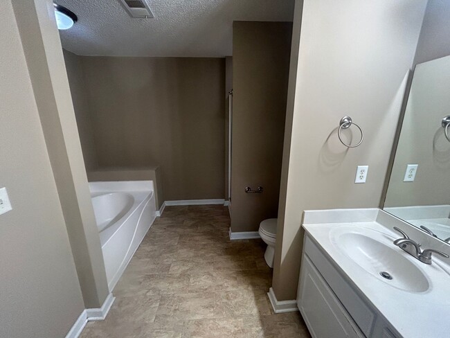 Building Photo - 208 Charles Towne Ct