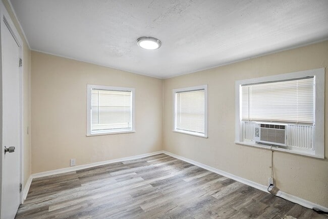 Building Photo - Won't Last! Apply NOW!  App fee REDUCED $25 ASAP $1795 3br/1bath CUTE House w/ HUGE YARD ** FREE ...