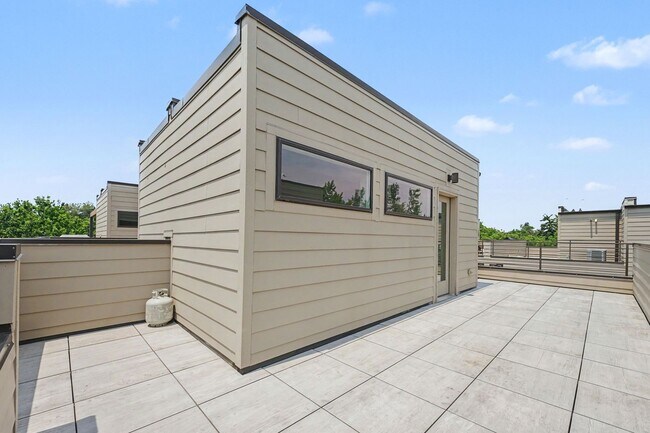 Building Photo - 2 Bed, 1 Bath Townhouse with Roof Top Deck