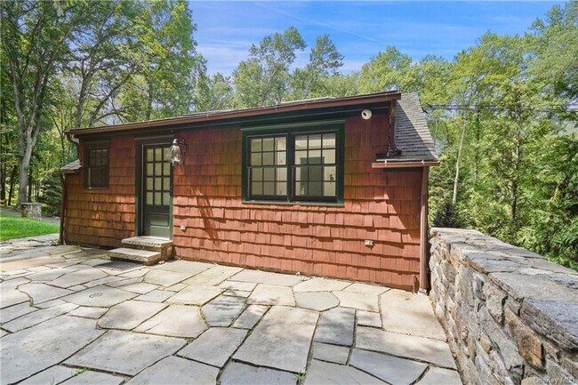 Building Photo - 140 Greenwich Rd