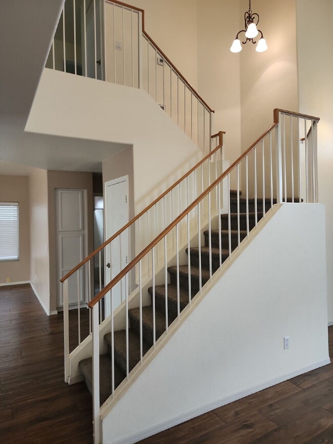 Building Photo - "Spacious 4-Bedroom Glendale Gem with Granite Elegance - 2018 Sq Ft of Comfort!"