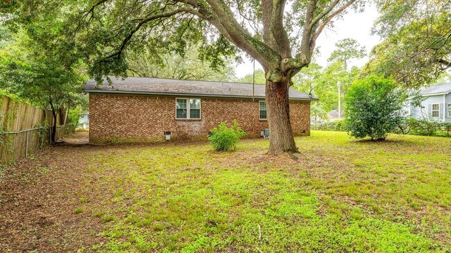Building Photo - 3 Bedroom 1.5 Bath House in Hobcaw Point - Mount Pleasant