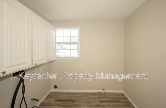 Building Photo - 323 E Will Rogers Blvd