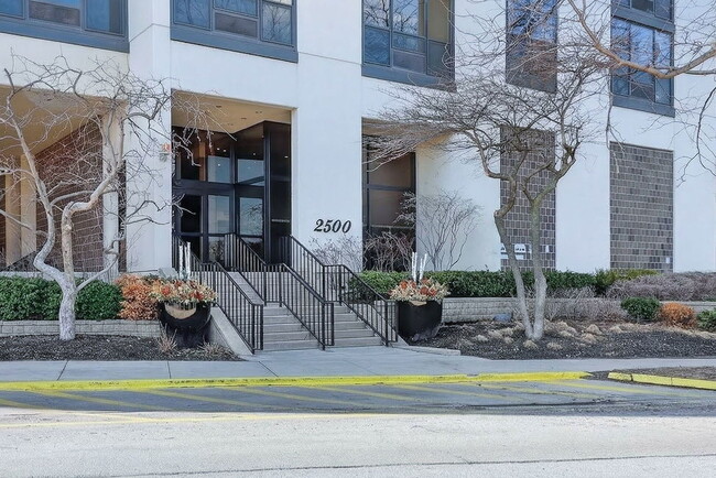 Building Photo - 2500 N Lakeview Ave