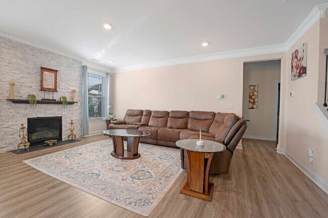 Building Photo - Beautiful Upscale Executive Home with Pool 4B/3Bth with 3,100 sqft
