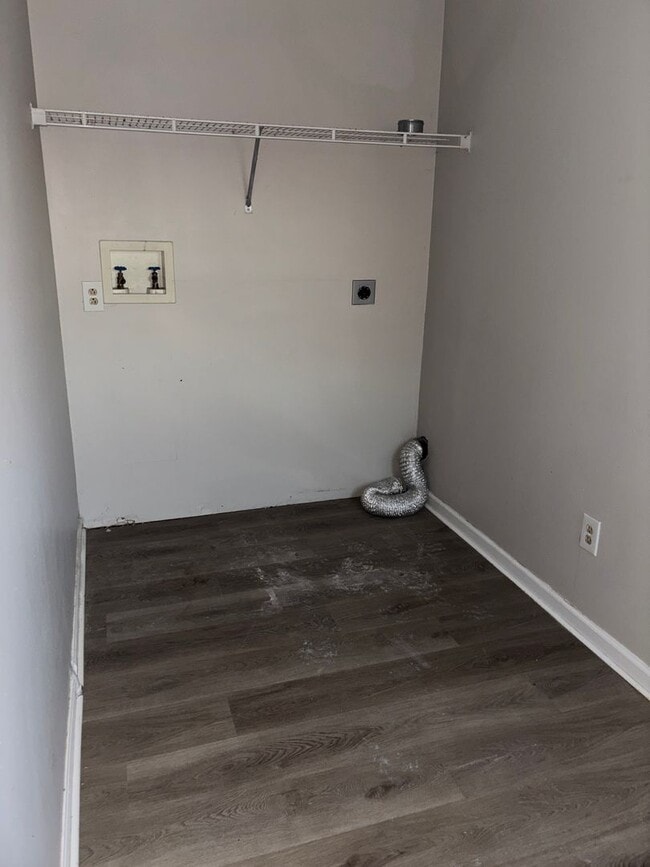 Building Photo - 2 Bedroom 1 Bath Duplex