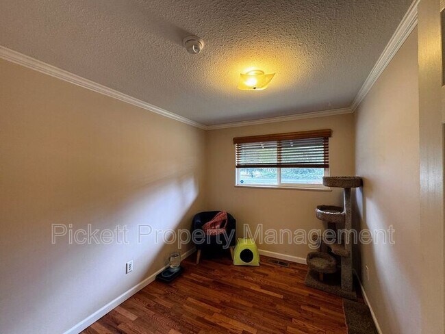 Building Photo - 2270 Madrona Dr SE