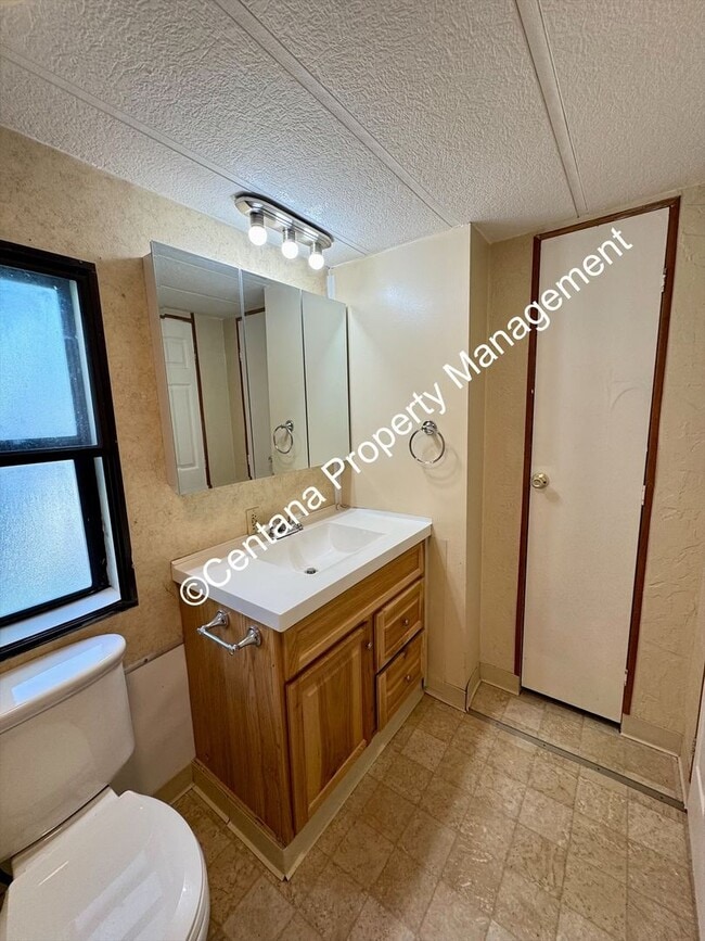 Building Photo - 3 Bedroom 2 Bath Home