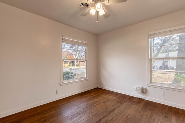 Building Photo - 809 Crescent St