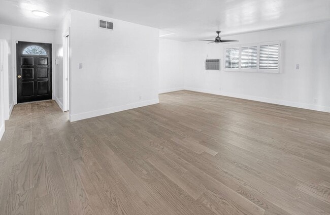 Building Photo - Gorgeous Remodeled 3 Bedroom 2 Bath Pool H...
