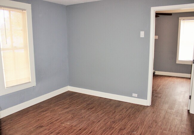 Building Photo - 1312 E Alamo St