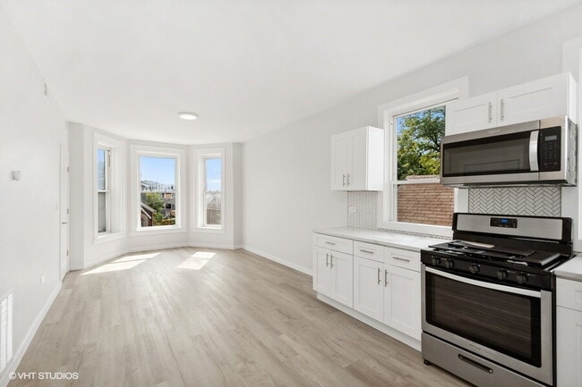 Building Photo - Urban Living: Spacious 2-Bedroom Haven in the Heart of Chicago!
