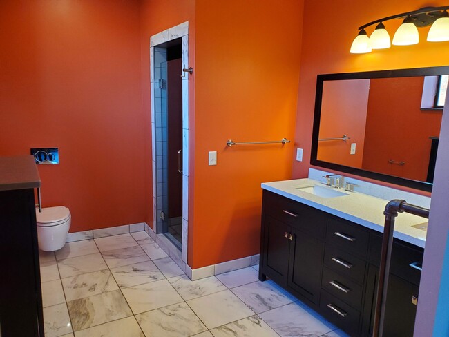 Master Bathroom - 438 E Brackenridge St