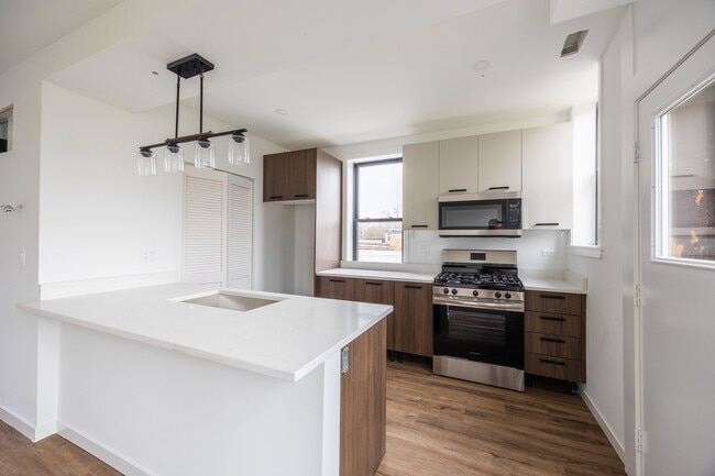Building Photo - 4410 N Greenview Ave