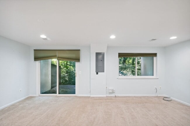 Building Photo - Reston-Renovated 3 BR / 2 BA / 2 1/2 BA En...