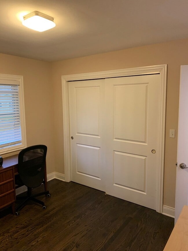 Building Photo - 916 Lilac Ln