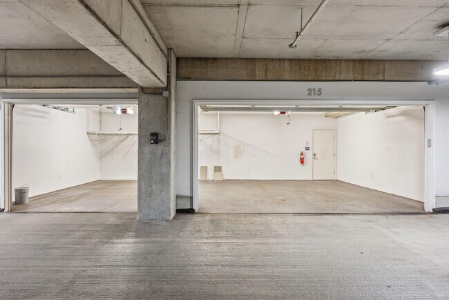 Building Photo - 105 N Riverview St