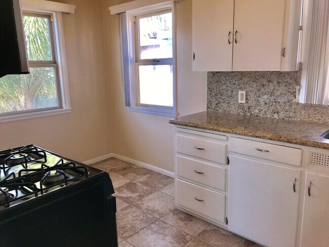 Building Photo - MOVE IN READY! Minutes from Little Italy! ...