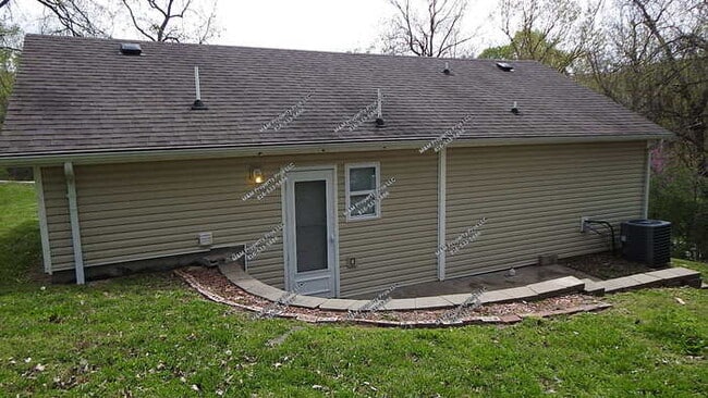 Building Photo - Adorable 2 bedrooms and 1 bath home located on N Drury Ave in Kansas City, MO