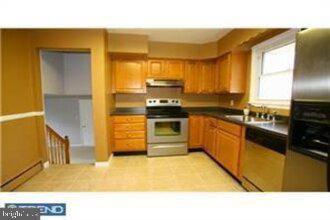 Building Photo - 423 Roseanna Ave