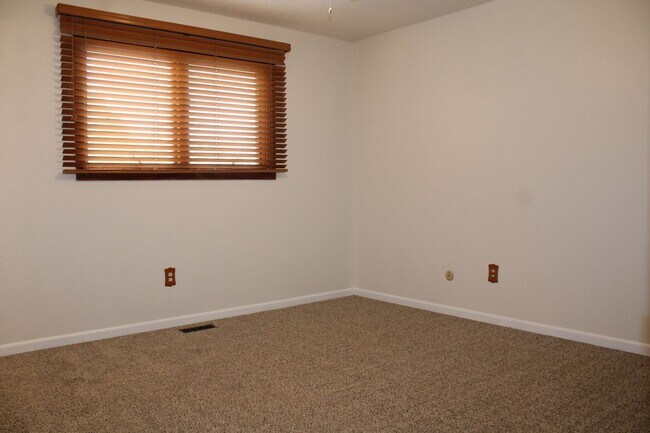 Building Photo - Move In Ready!!!
