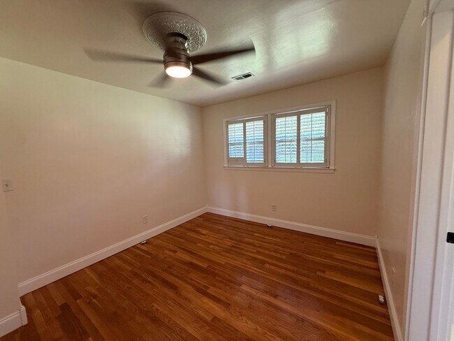 Building Photo - 401 Orchard Dr