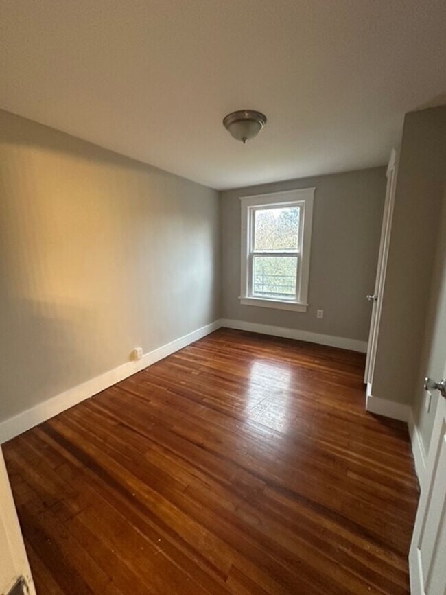 Building Photo - 347 Broadway