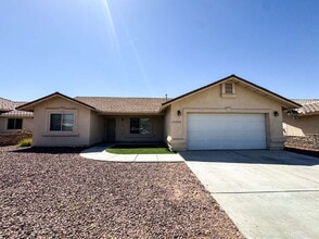 Building Photo - "Well-Kept 3 Bedroom 2 bathroom Villa Chap...