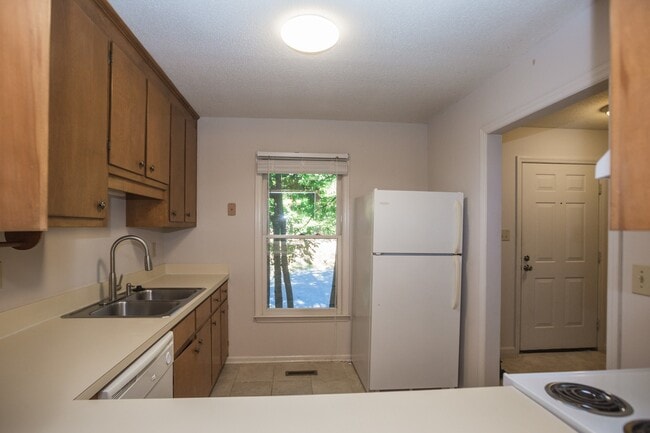 Building Photo - Available early July! Adorable 2 bed, 2.5 ...