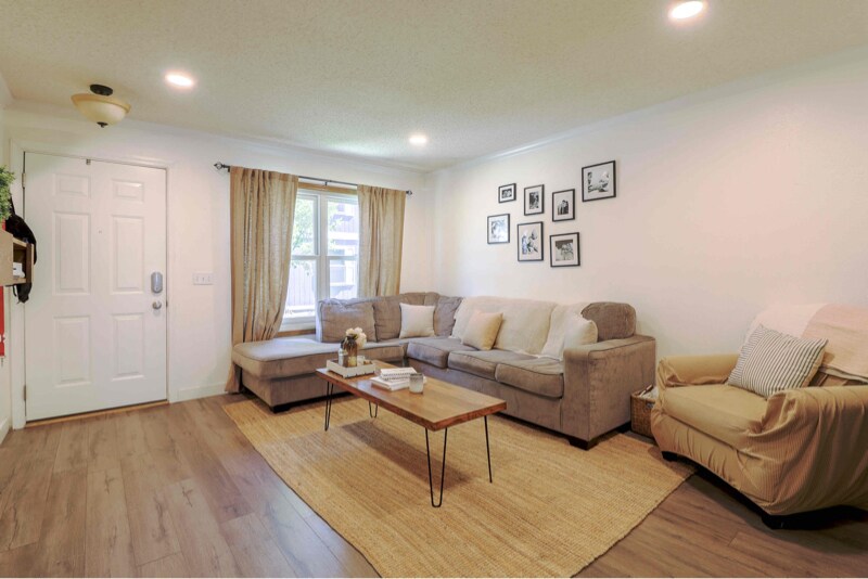 Building Photo - 2080 Oakcrest Cir