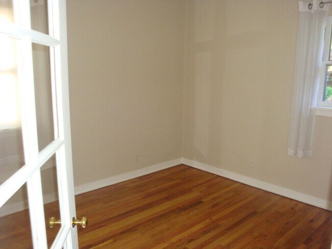 Building Photo - Charming Westside Cottage in a Premier Location