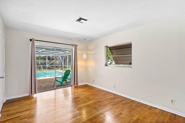 Building Photo - 931 NW 9th Ct