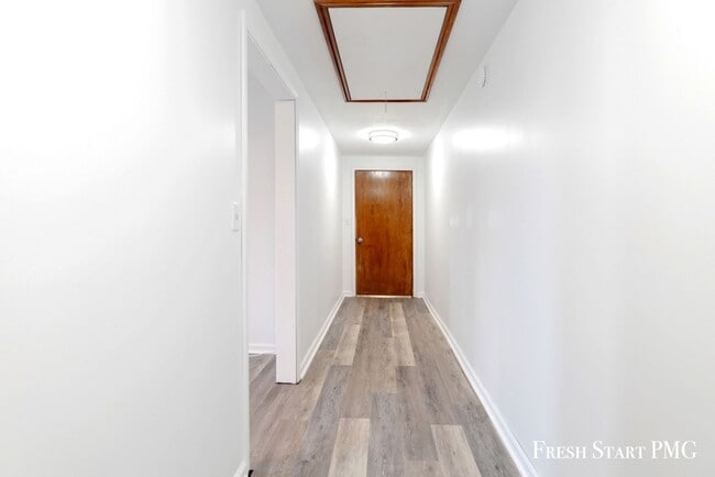Building Photo - Convenient & Comfortable Living in Downtow...