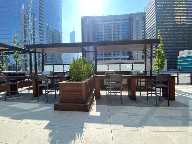 Building Photo - 512 N McClurg Ct